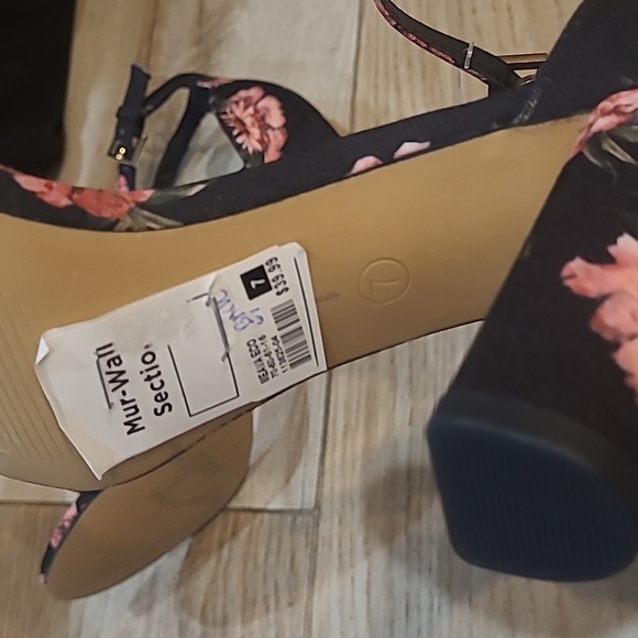 Shoes - Picture 3 of 7